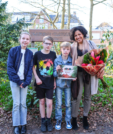 Leerlingen van basisschool De Regenboog en Ellen-Rose Kambel met de lesbrief (Foto: Floris Scheplitz)