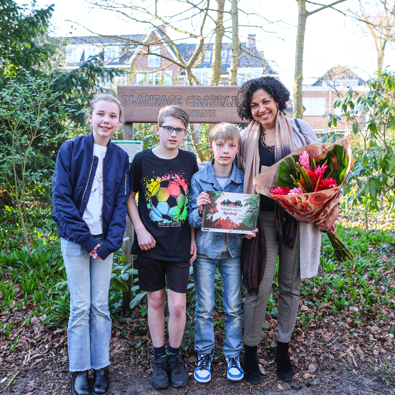 Leerlingen van basisschool De Regenboog en Ellen-Rose Kambel met de lesbrief