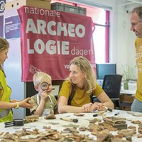 Bigbaggen in Heinenoord tijdens de Nationale Archeologiedagen 2023 (Foto: Floris Scheplitz / Erfgoedhuis Zuid-Holland)