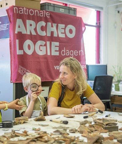 Bigbaggen in Heinenoord tijdens de Nationale Archeologiedagen 2023 (Foto: Floris Scheplitz / Erfgoedhuis Zuid-Holland)