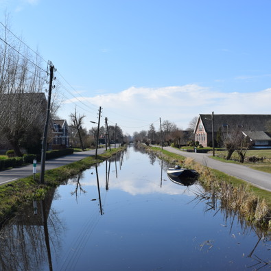 Foto van een lintdorp langs het water
