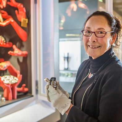 Vrouw met bril bekijkt collectie Zilvermuseum