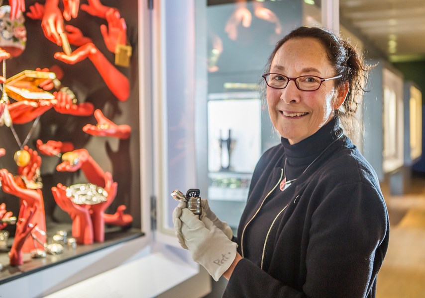 Vrouw met bril bekijkt collectie Zilvermuseum