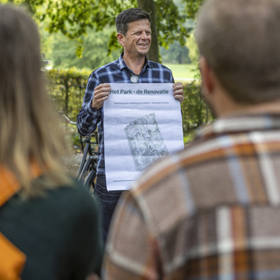 Man presenteert