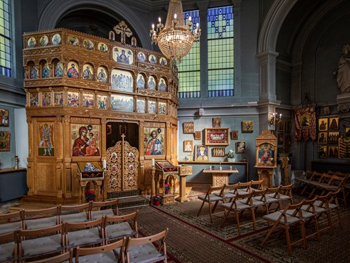 Interieur met de vele iconen, een orthodoxe traditie. (Foto: Floris Scheplitz / Erfgoedhuis Zuid-Holland)