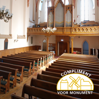 Interieur van een kerk met orgel