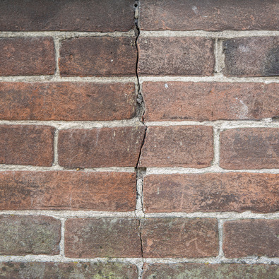 Scheur in een bakstenen gevel