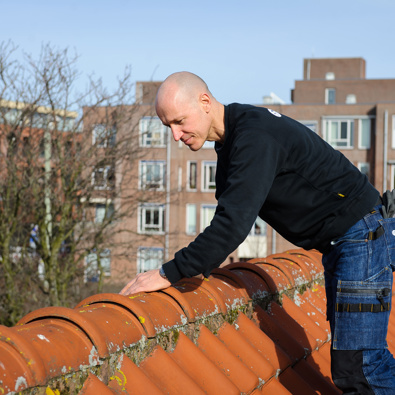 Monumentenwacht Eelco overbeeke Monumentenwachter aan het werk op dak