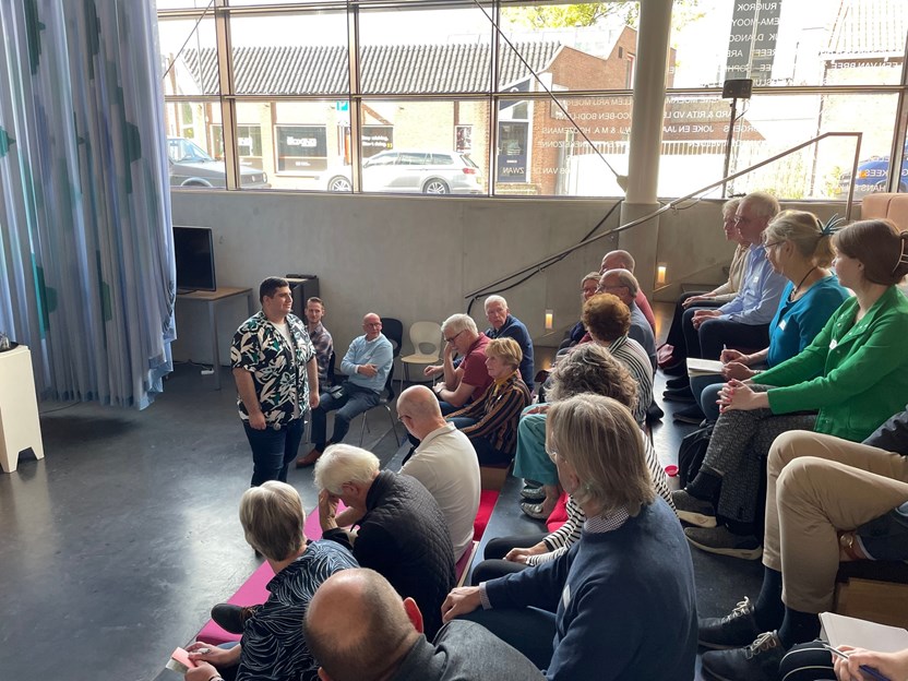 Foto van de zaal met mensen tijdens de netwerkbijeenkomst voor het Museumplatform Zuid-Holland