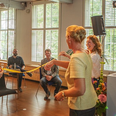 Met het symbolisch doorknippen van het openingslint worden de websites officieel gelanceerd (foto: Floris Scheplitz)