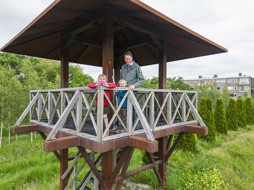 Vader en twee kinderen op een van de wachttorens bij limeslocatie Park Matilo in Leiden (Foto: Floris Scheplitz / Erfgoedhuis Zuid-Holland)