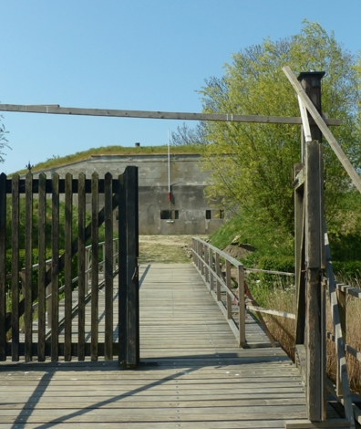 Houten brug naar fort penserdijk in westvoorne