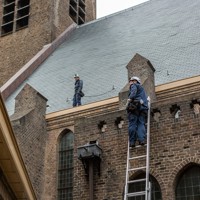 Monumentenwachters inspecteren het dak van een kerk. Foto: Floris Scheplitz