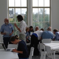 cursisten doen een opdracht in het Nationaal Onderwijsmuseum