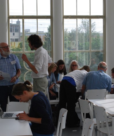 cursisten doen een opdracht in het Nationaal Onderwijsmuseum