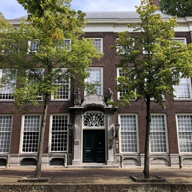 Foto van Het Meisjeshuis waar Erfgoedhuis Zuid-Holland gevestigd is
