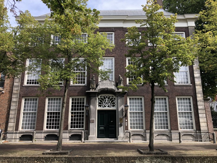 Foto van Het Meisjeshuis waar Erfgoedhuis Zuid-Holland gevestigd is