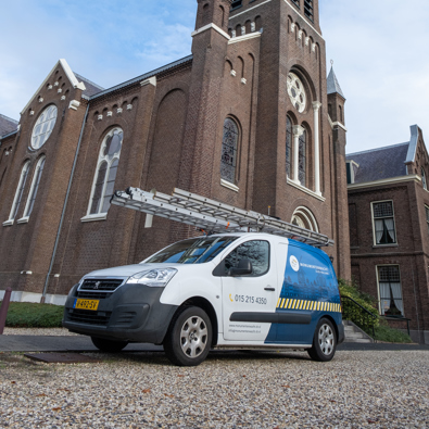 Kerk met op de voorgrond bus van Monumentenwacht Zuid-Holland
