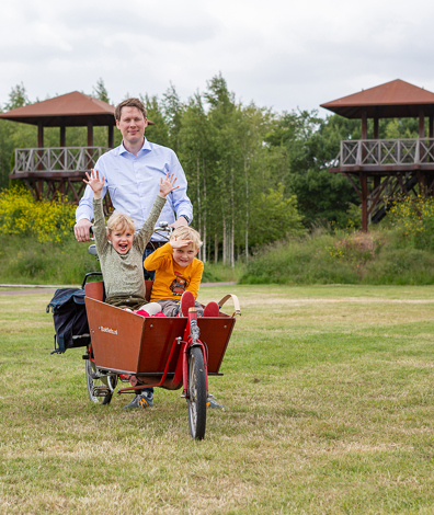 Vader met kinderen in bakfiets bij limeslocatie Park Matilo in Leiden