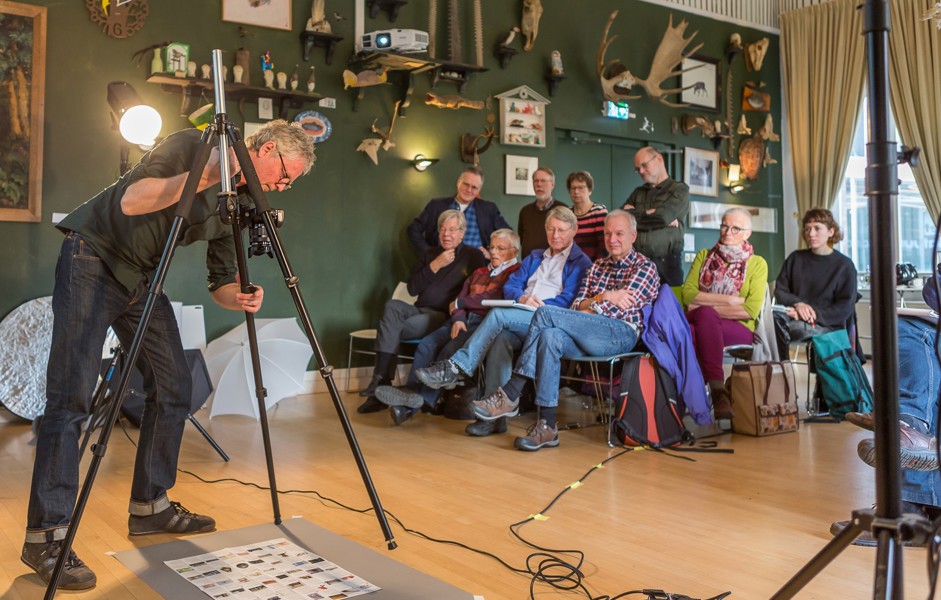 Cursisten krijgen uitleg van trainer over het gebruik van statief tijdens een cursus fotograferen van objecten