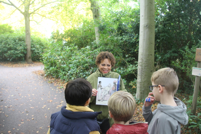 Gastdocent Maria Karg vertelt de leerlingen over slavernij in park Rusthoff, nabij het Crappahoekbord (foto: Bert Reinders)