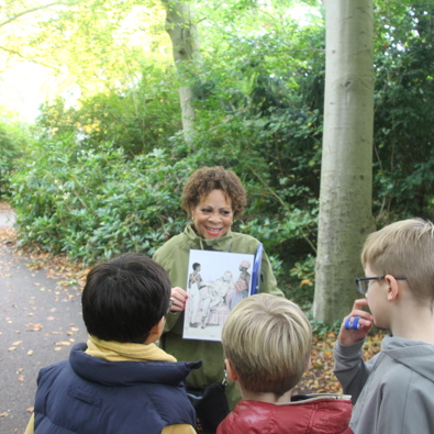 Gastdocent Maria Karg vertelt de leerlingen over slavernij in park Rusthoff, nabij het Crappahoekbord (foto: Bert Reinders)