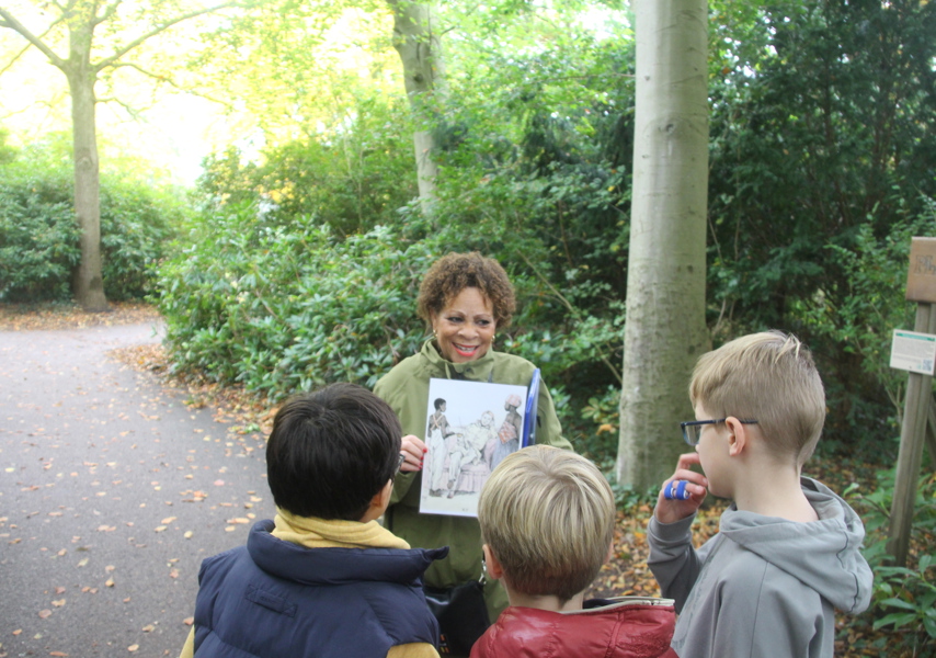 Gastdocent Maria Karg vertelt de leerlingen over slavernij in park Rusthoff, nabij het Crappahoekbord (foto: Bert Reinders)