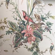 Detail muurbehang, afbeelding van roze vogel op groene bladeren en bloemen tegen witte achtergrond.
