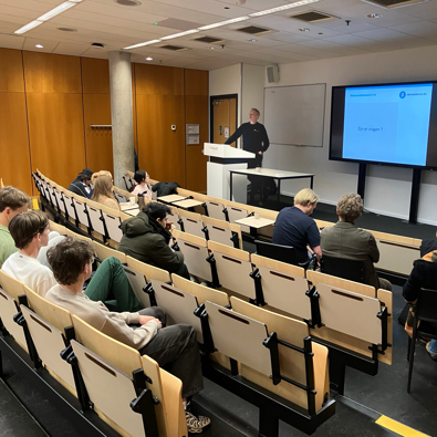 Monumentenwachter presenteert aan collegezaal