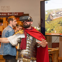 Romeinse re-enactor met een VR-bril op
