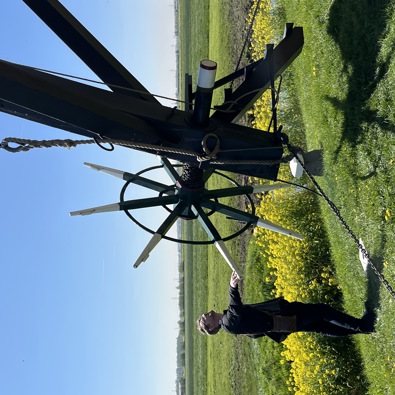Deelnemer bekijkt het kruiwiel van de molen