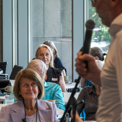 publiek luistert naar presentatie Arjan Nobel