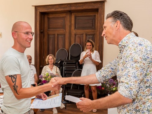 Matijs Kwant ontvangt zijn diploma (Foto: René van den Burg)