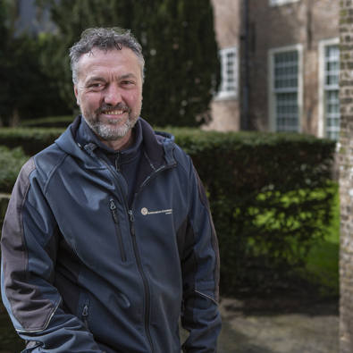 portretfoto van wachter in bedrijfskleding bij monument