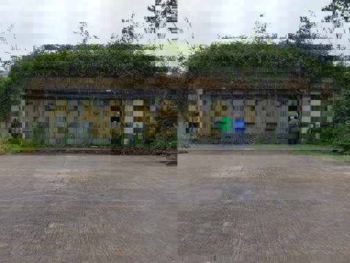 Twee mensen openen een deur in een munitiebunkers