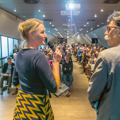 Kader Abdolah en Marielle Hendriks spreken voor een zaal aanwezigen