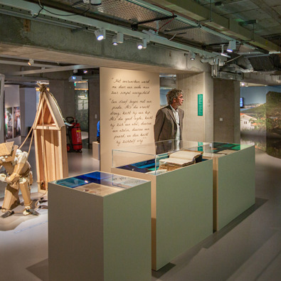 Uitgestalde objecten in het Nationaal Archief met teksten