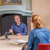 Twee personen in een interview met microfoon