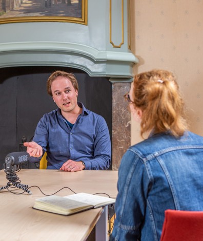 Twee personen in een interview met microfoon