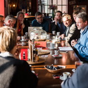 Deelnemers aan tafel overleg