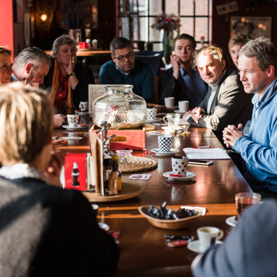 Deelnemers aan tafel overleg