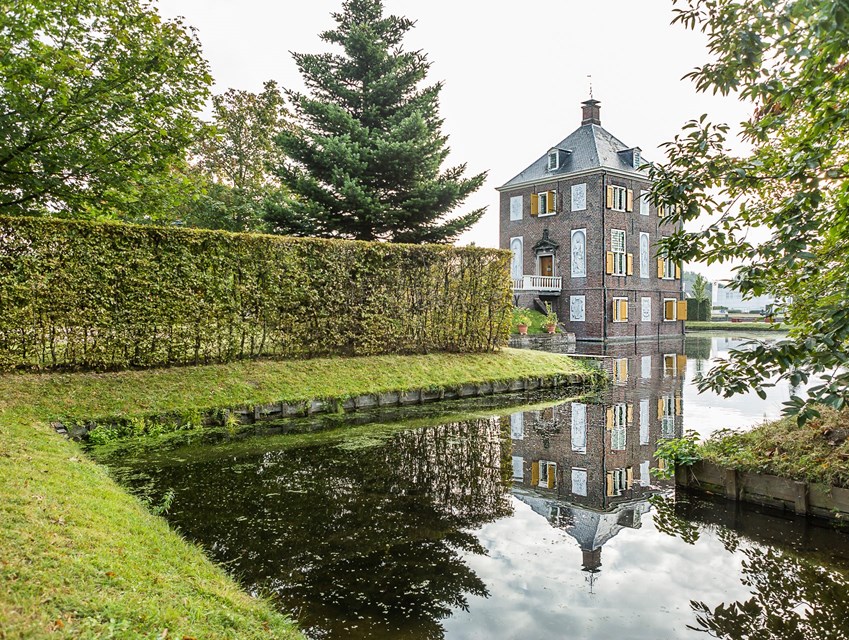 Grasveld en water bij Landgoed Buitenplaats Huygens