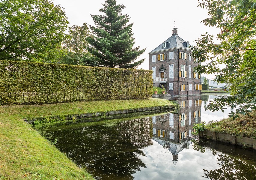 Grasveld en water bij Landgoed Buitenplaats Huygens